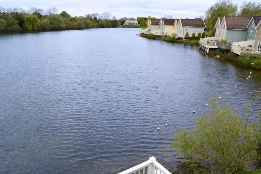 Shelduck Lodge - Pet-friendly Cotswold Lake House