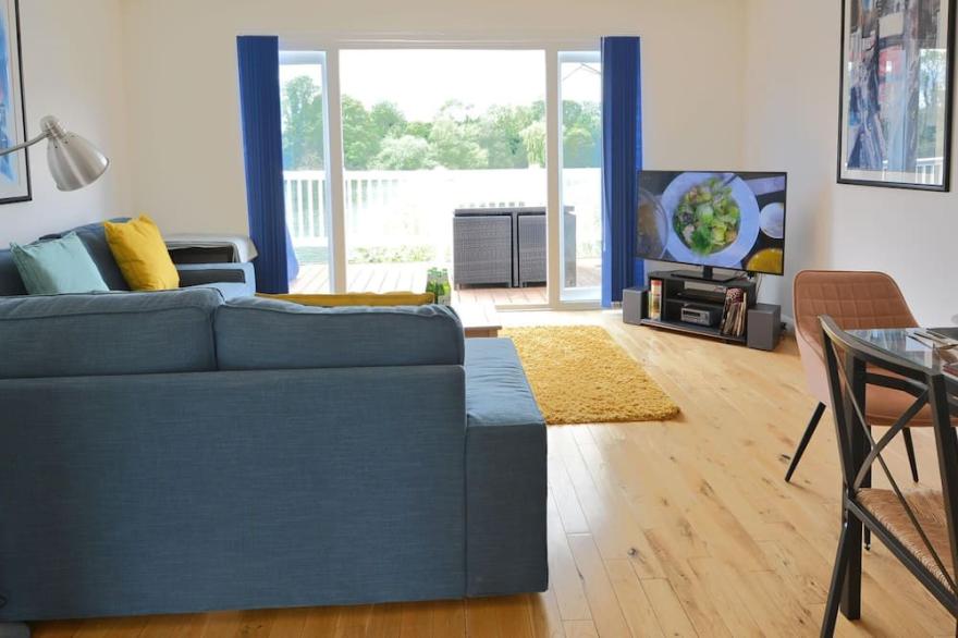 Shelduck Lodge - Pet-friendly Cotswold Lake House