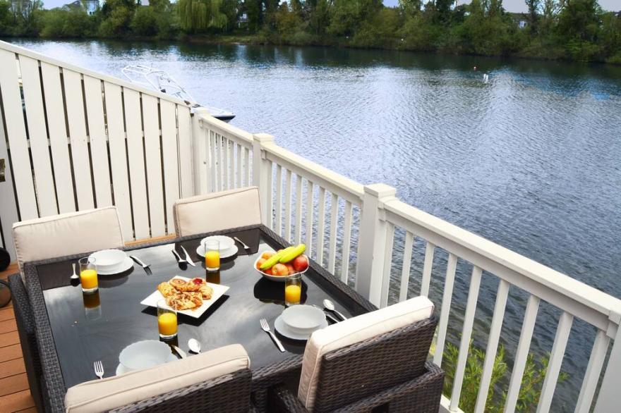 Shelduck Lodge - Pet-friendly Cotswold Lake House