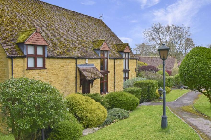 Stepping Stones Cottage - sleeps 4 guests  in 2 bedrooms