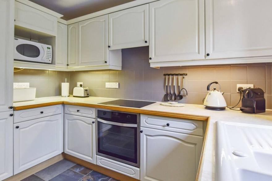 Stepping Stones Cottage - sleeps 4 guests  in 2 bedrooms