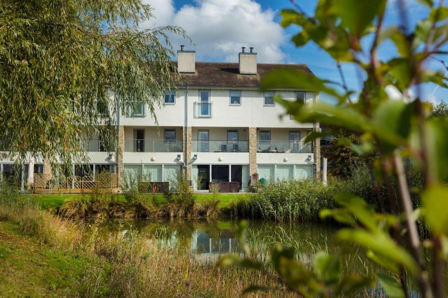 48Howells Mere 3 Storey/4 Bedroom /4 Bathroom/mid terrace/spa/pools/restaurant