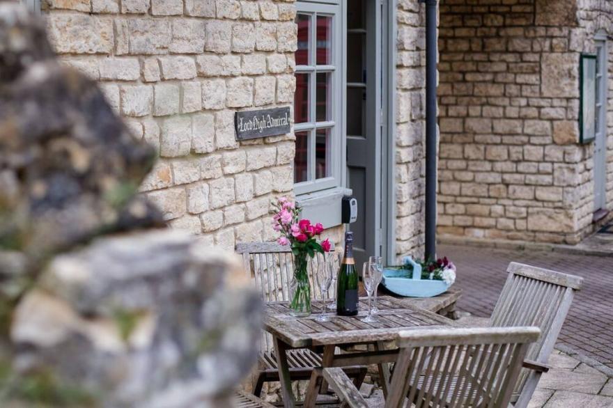 A sudeley castle cottage that sleeps 4 guests  in 2 bedrooms