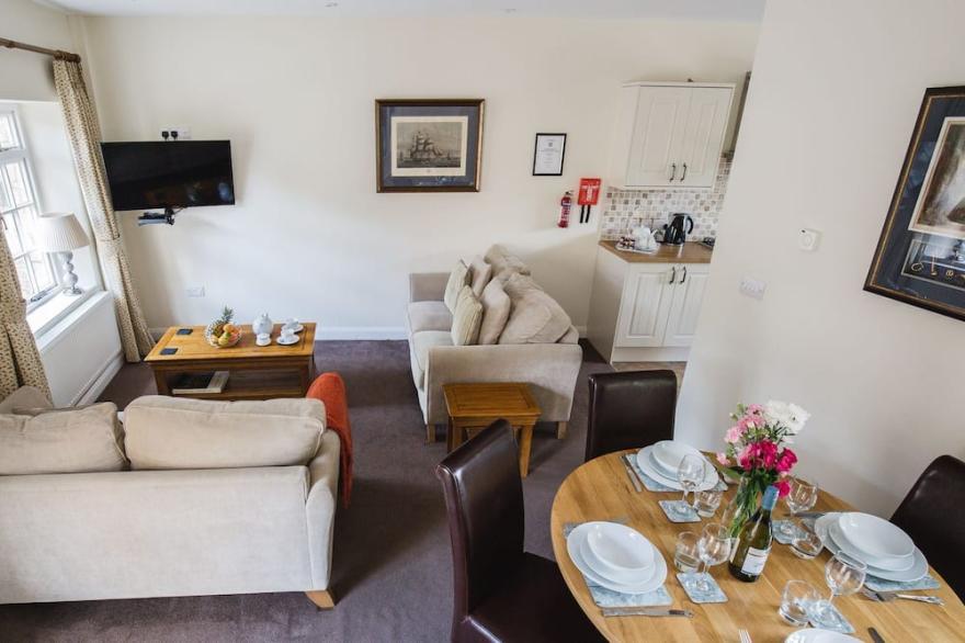 A sudeley castle cottage that sleeps 4 guests  in 2 bedrooms