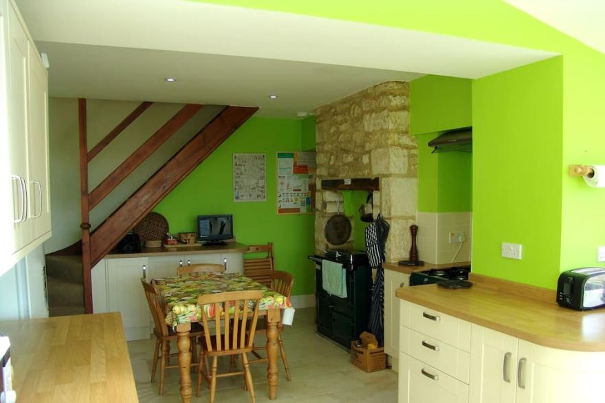 Quiet Detached Cottage with Stunning Sunsets, 180 Views from all rooms &  patio
