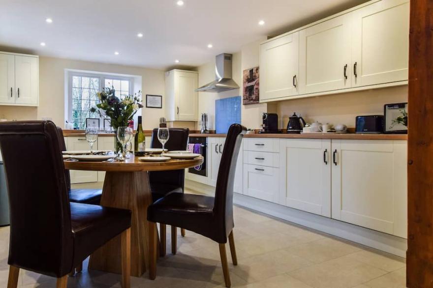A sudeley castle cottage that sleeps 4 guests  in 2 bedrooms