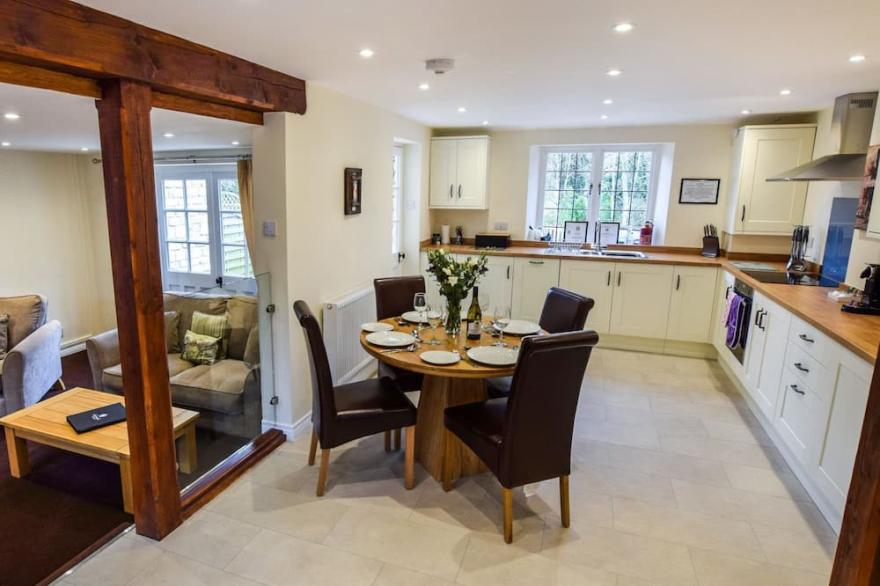 A sudeley castle cottage that sleeps 4 guests  in 2 bedrooms