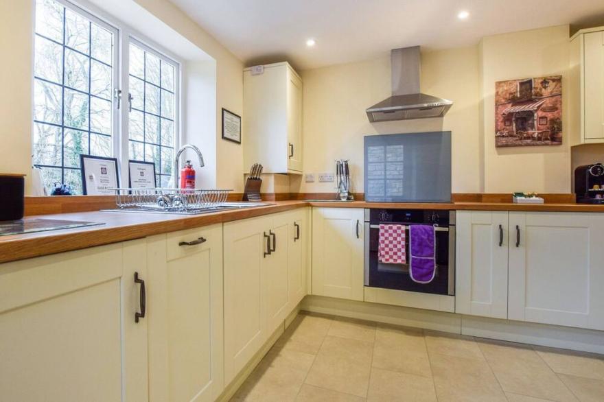 A sudeley castle cottage that sleeps 4 guests  in 2 bedrooms