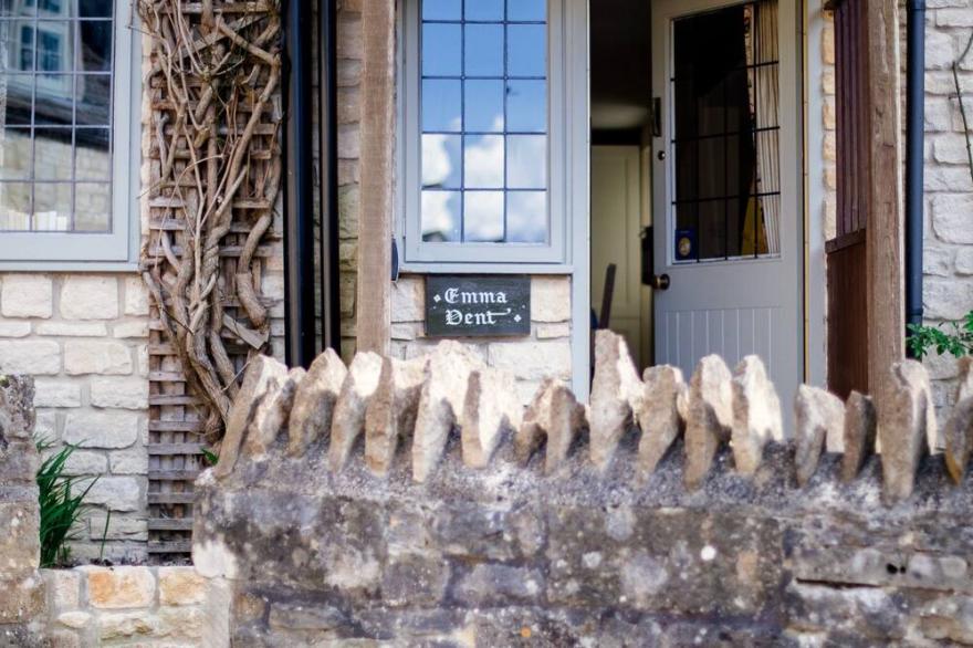 A sudeley castle cottage that sleeps 6 guests  in 2 bedrooms