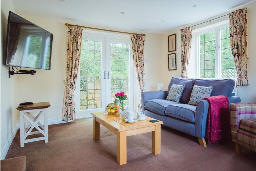 A sudeley castle cottage that sleeps 6 guests  in 2 bedrooms