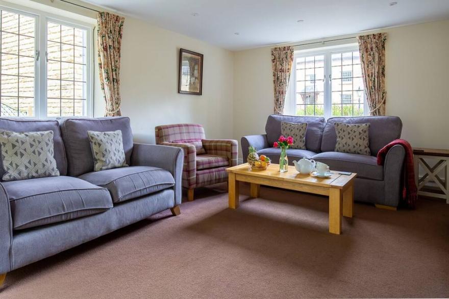 A sudeley castle cottage that sleeps 6 guests  in 2 bedrooms
