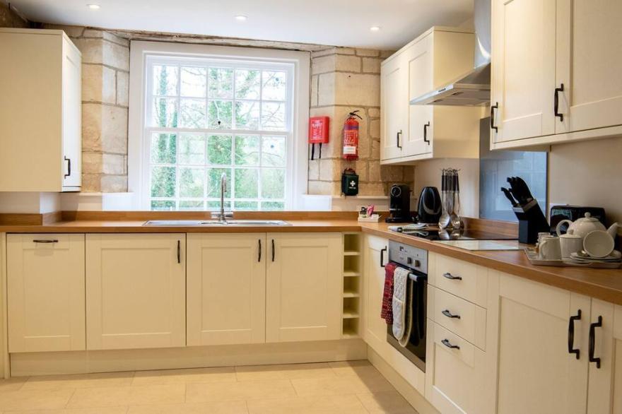 A sudeley castle cottage that sleeps 4 guests  in 2 bedrooms