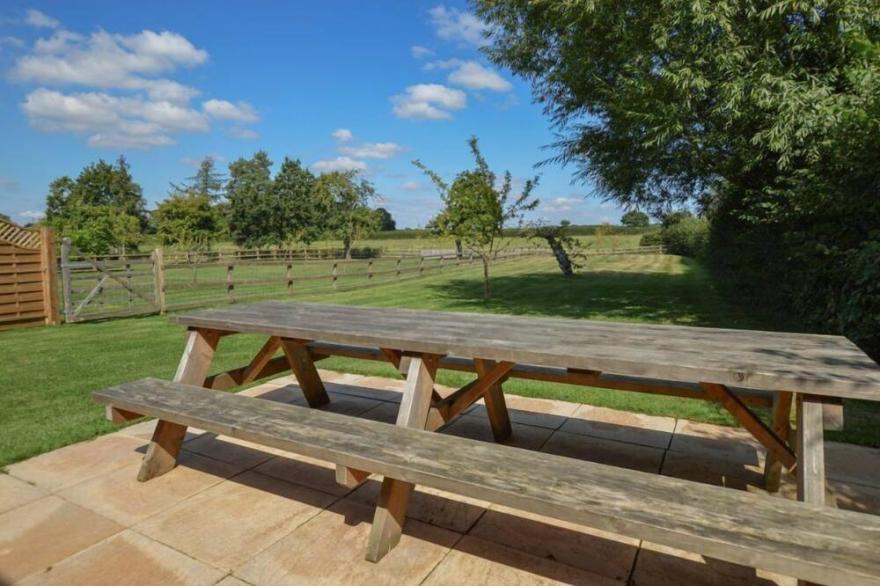 The Cotswold Manor Barn, Exclusive Hot Tub, Games Barn, 70 acres of Parkland