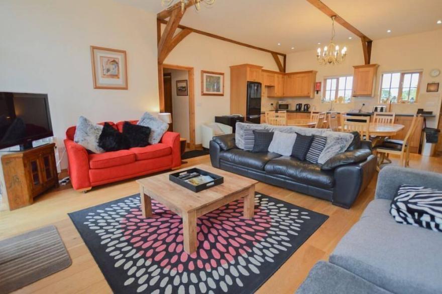 The Cotswold Manor Barn, Exclusive Hot Tub, Games Barn, 70 acres of Parkland