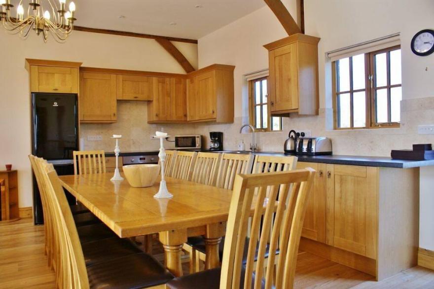 The Cotswold Manor Barn, Exclusive Hot Tub, Games Barn, 70 acres of Parkland