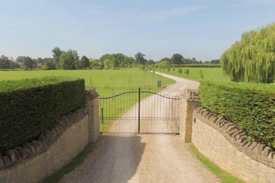 The Cotswold Manor Lodge, Exclusive Hot Tub, Games Barn, 70 acres of Parkland