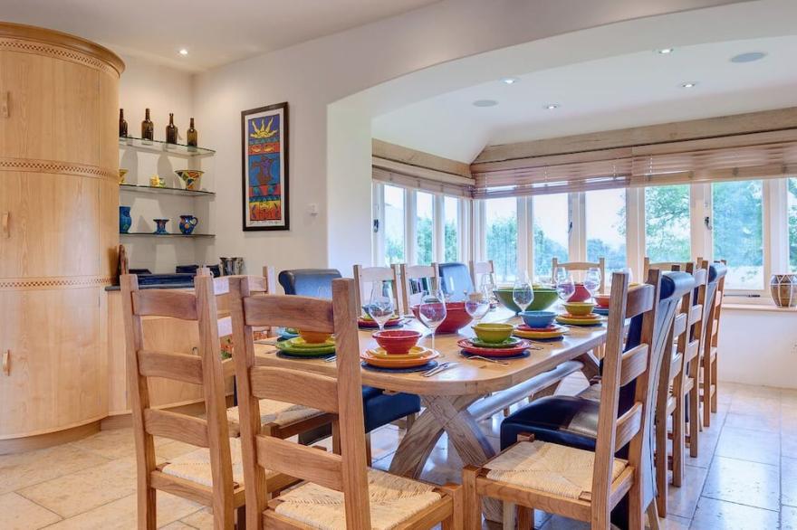 New Yatt Farm. Sleeps 16/18 Beautifully renovated farmhouse set in 8 acres