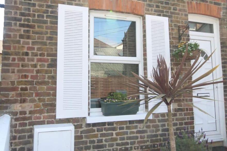 An idyllic coastal cottage minutes from the beach