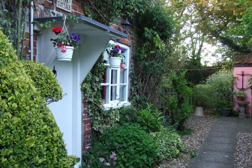 Norfolk, Cosy Beamed Cottage Close Sandy Beaches/Broadland. Peaceful Location.