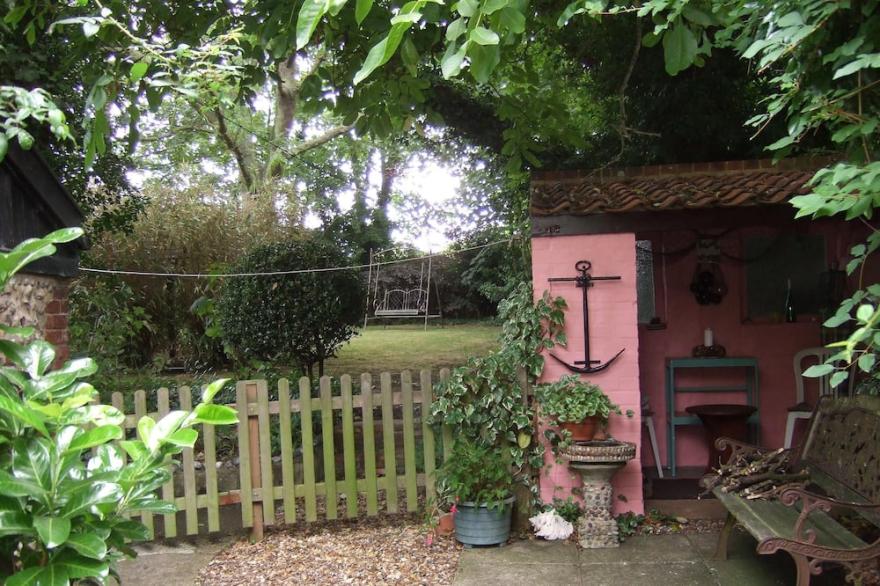 Norfolk, Cosy Beamed Cottage Close Sandy Beaches/Broadland. Peaceful Location.