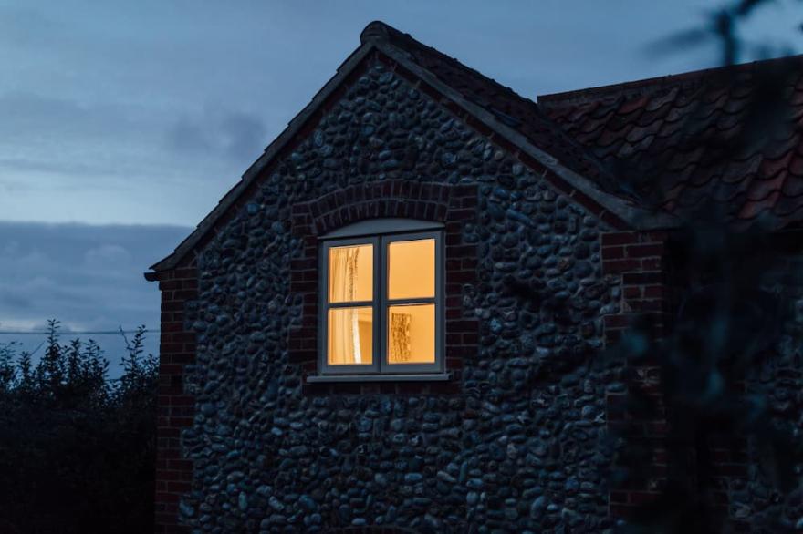 Gorgeous flint cottage overlooking the marshes, walking distance to beach