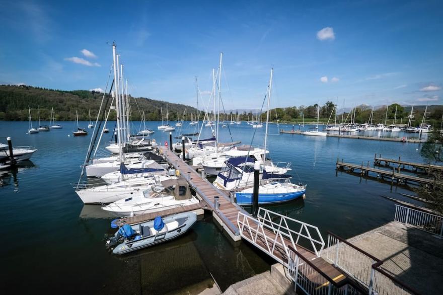 Walkers - Luxury Boat House On The Shore Of Lake Windermere Near to Bowness
