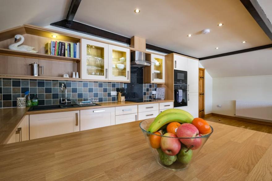 Walkers - Luxury Boat House On The Shore Of Lake Windermere Near to Bowness