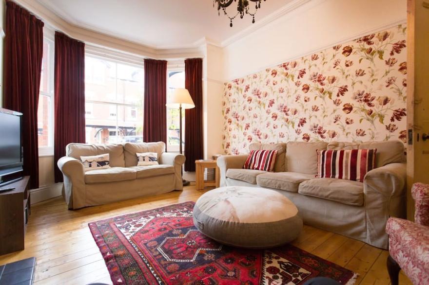 Elegant period house, quiet, central, spacious, sleeps 8 + cot, 5 bed/3 bath