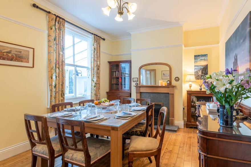 Elegant period house, quiet, central, spacious, sleeps 8 + cot, 5 bed/3 bath