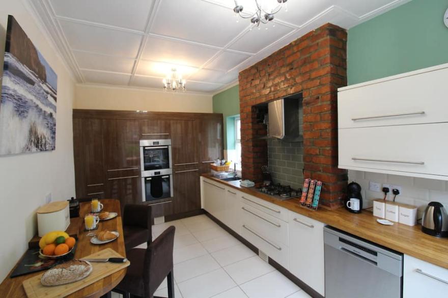 Fern Lea, Sleights - sleeps 10, 5 beds, 3 bathrooms
