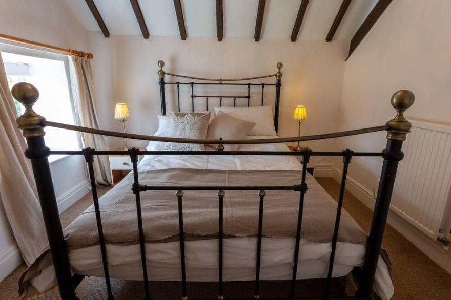 One bedroomed holiday cottage that sleeps up to 2, with off road car parking and shared indoor pool