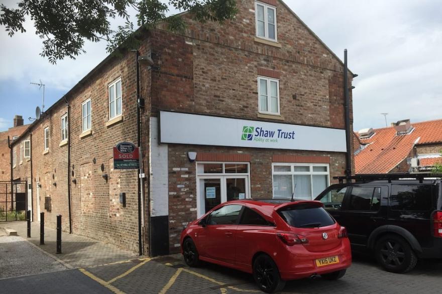 Beverley town centre modern duplex apartment