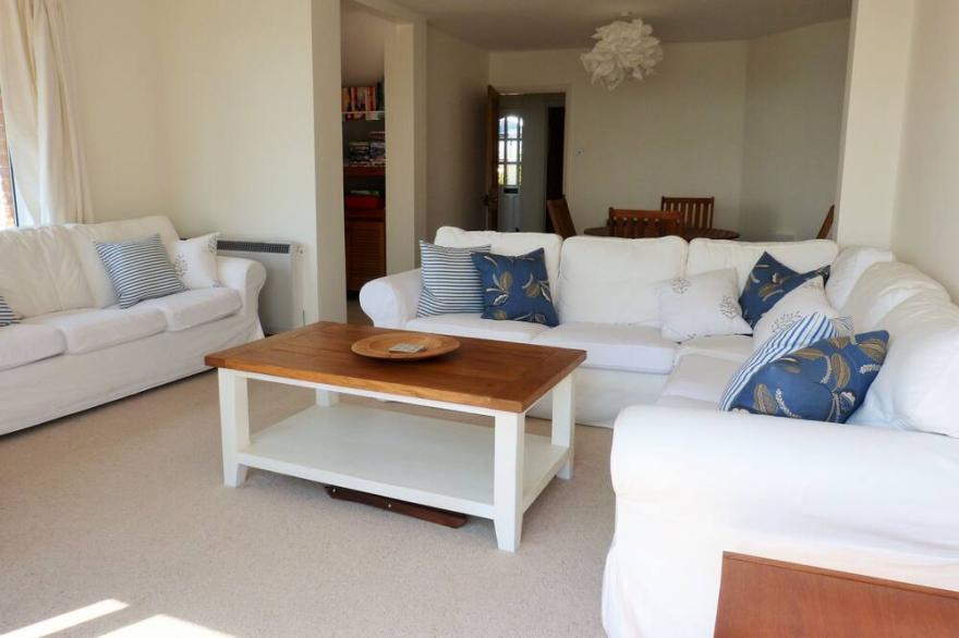 7 Coastguard Cottages -  a house that sleeps 5 guests  in 3 bedrooms