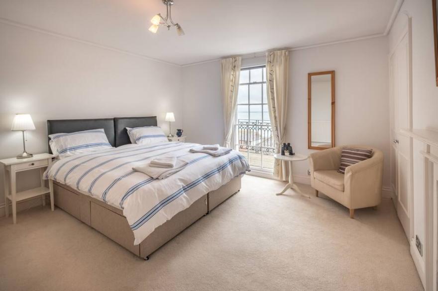 Cliffhanger, Cowes. Elegant period property, with stunning sea views. Sleeps 10