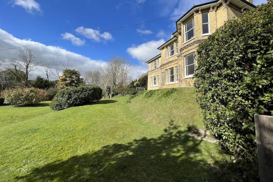 Downedge -  a house that sleeps 13 guests  in 6 bedrooms