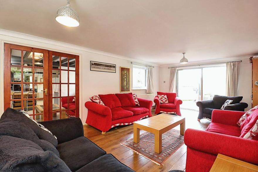 Binfield House -  a house that sleeps 11 guests  in 4 bedrooms