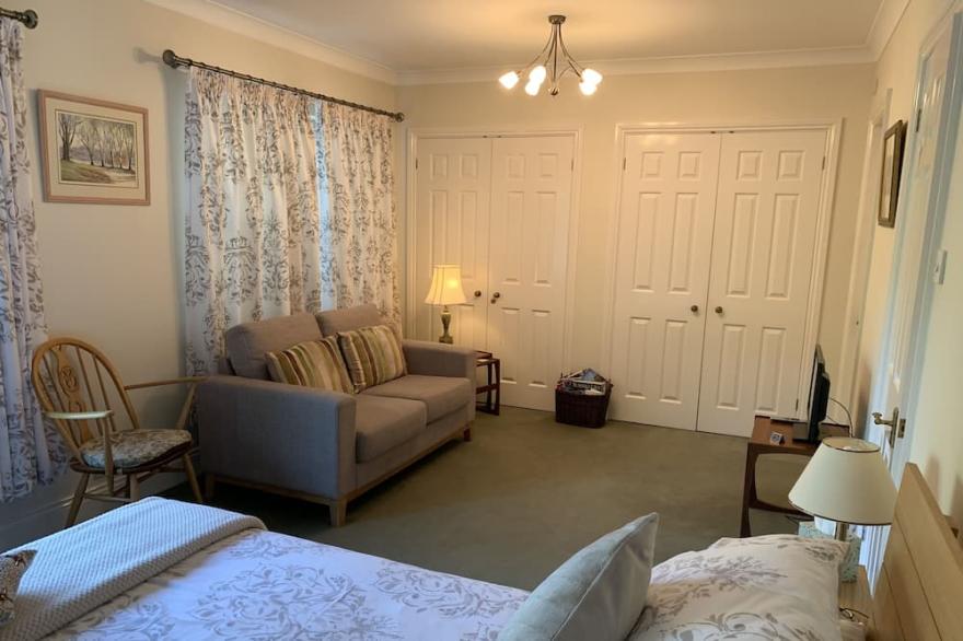 Quiet Garden Apartment in leafy Surrey on the edge of Windsor Great Park
