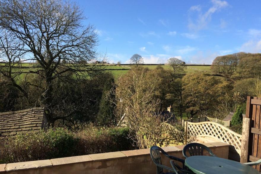 Tranquil Period Cottage On The Edge Of Tideswell, 5 mins stroll to centre.