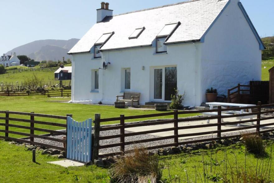 Driftwood Cottage Skye, 2 bedroom , Spectacular Seaview, close to Quiraing