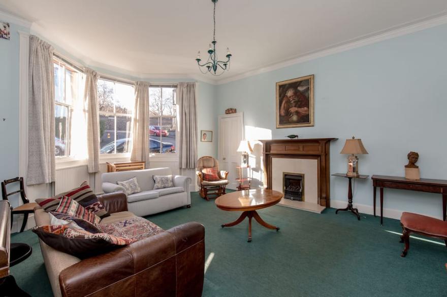 Sleeps 10, near Royal Mile, beautiful house