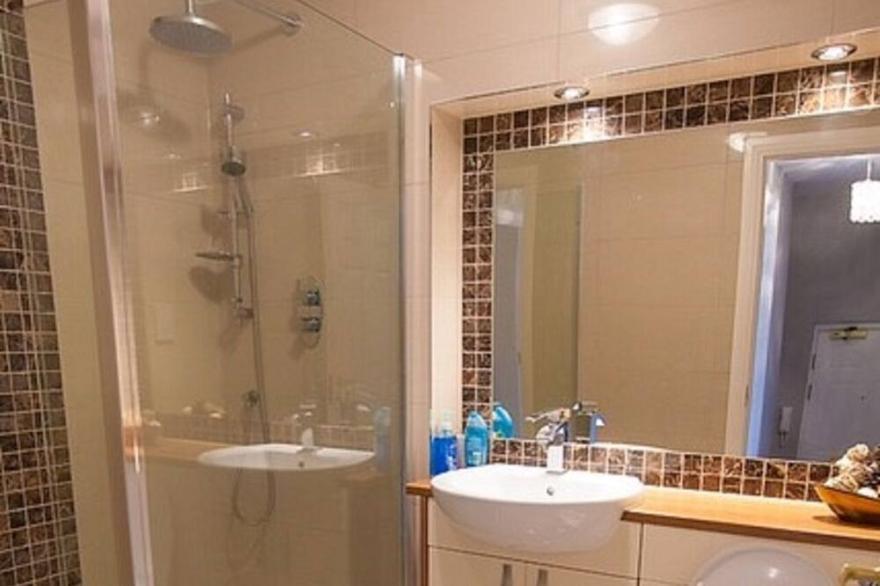 City Centre Executive Apartment With FF WiFi & Free Parking .
