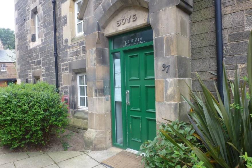 Rodney Street, stylish 3 bedroom flat in converted school building in Bellevue