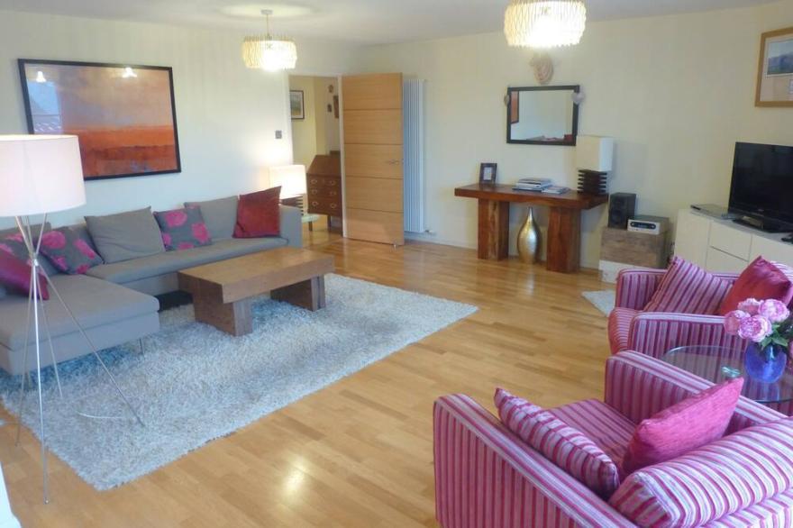 Rodney Street, stylish 3 bedroom flat in converted school building in Bellevue