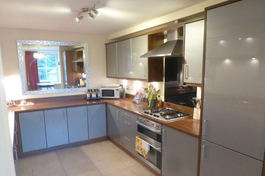 Rodney Street, stylish 3 bedroom flat in converted school building in Bellevue