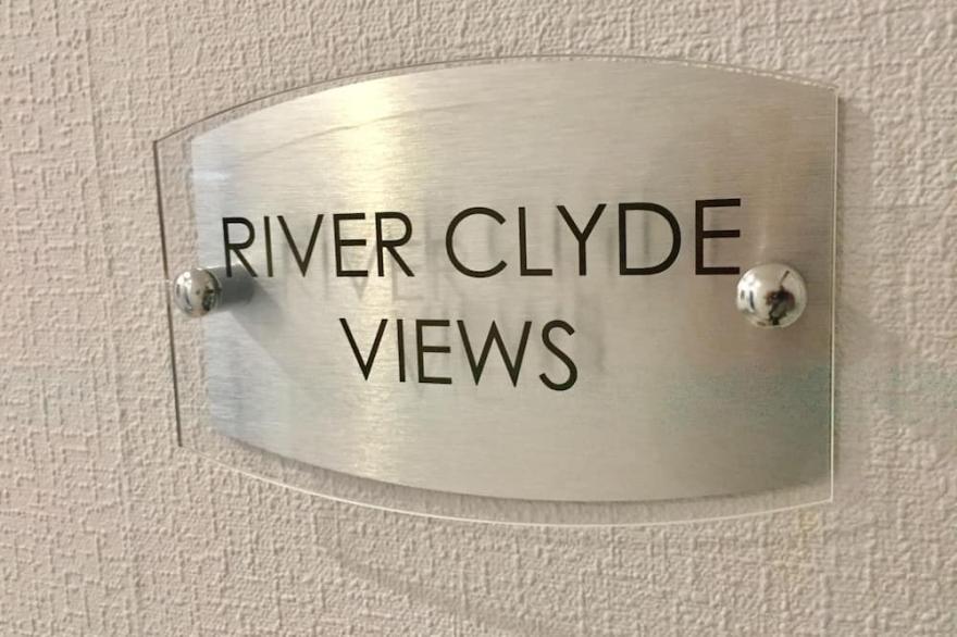 RIVER CLYDE VIEWS - PRIVATE APT, SWIMMING POOL, FITNESS GYM, SAUNA, STEAM ROOM.