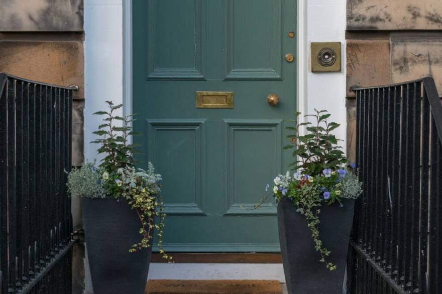 Dean Terrace Apartment  -  Comfortable Edinburgh Apartment Sleeps 6 Guests in 3 Bedrooms