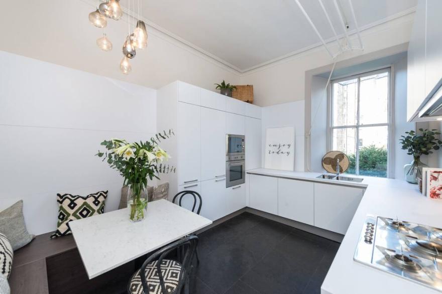 Dean Terrace Apartment  -  Comfortable Edinburgh Apartment Sleeps 6 Guests in 3 Bedrooms