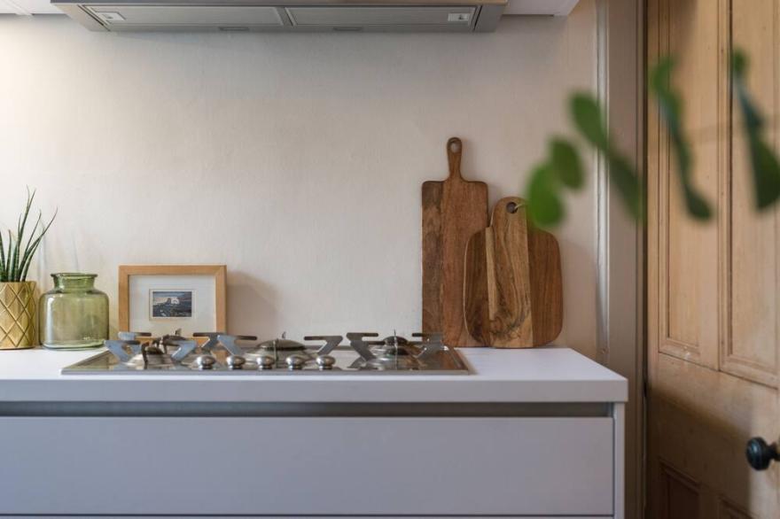 Dean Terrace Apartment  -  Comfortable Edinburgh Apartment Sleeps 6 Guests in 3 Bedrooms