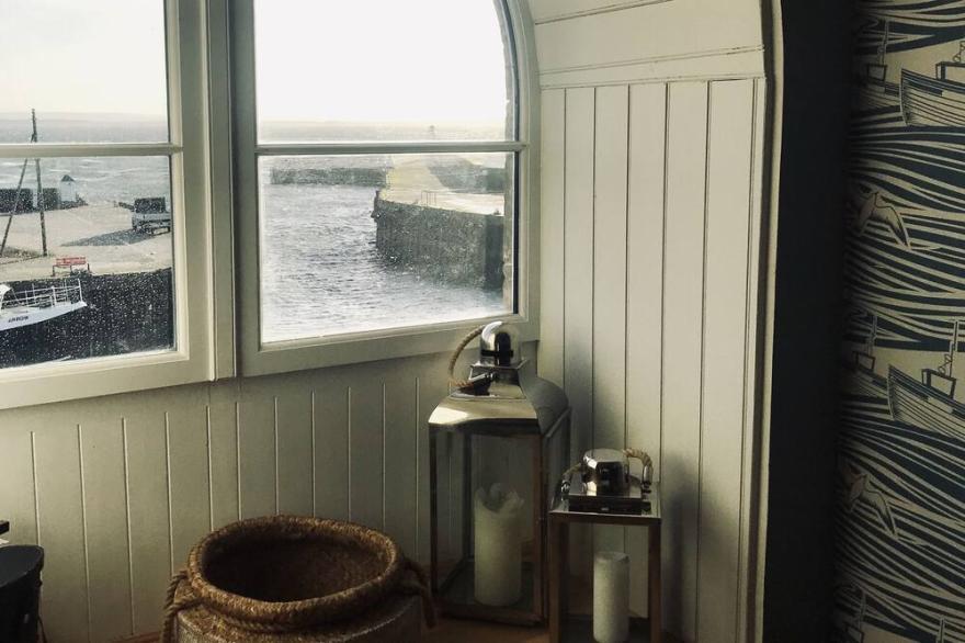 Luxury Apartment Overlooking The Harbour, The Bay And The Moray Firth