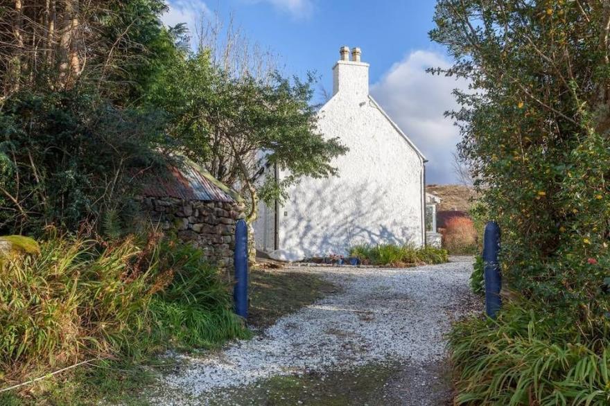 Beautiful Skye Crofter's Cottage sleeps six close to mountains, sea and beach